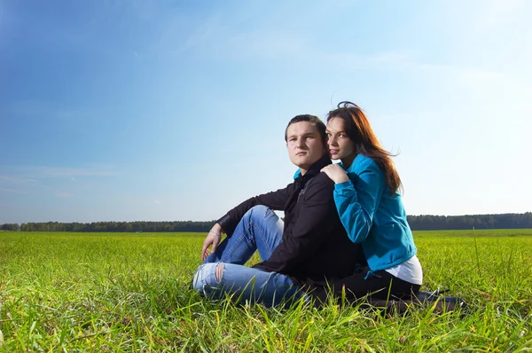 Jonge man en zijn vriendin — Stockfoto