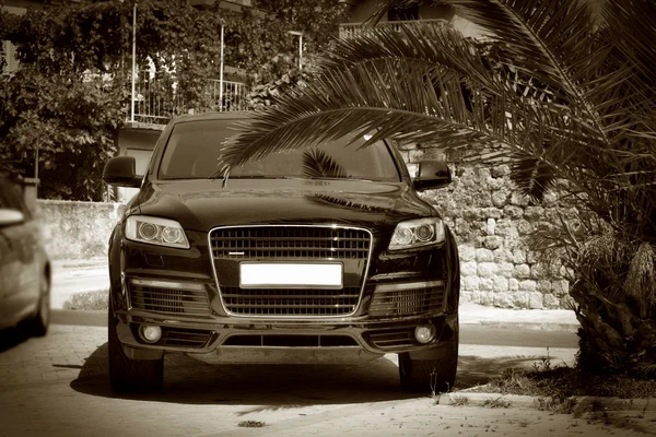 Grote zwarte auto verblijf op de parking. — Stockfoto