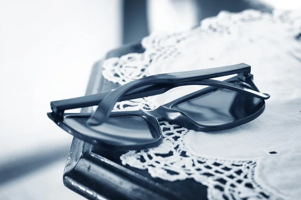 Εννοιολογική γυαλιά σε έναν πίνακα. ασπρόμαυρη εικόνα. — Stockfoto