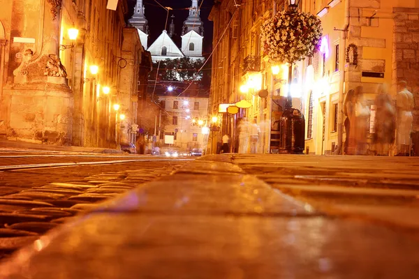 Vieille ville nocturne et réverbère lumineux — Photo