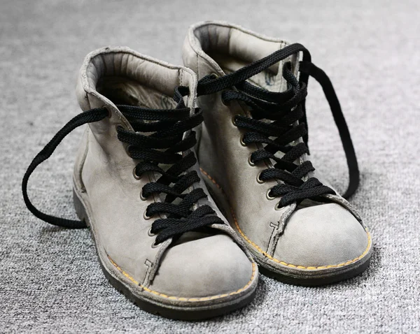 冬鞋与黄色线程上的灰色背景 — 图库照片