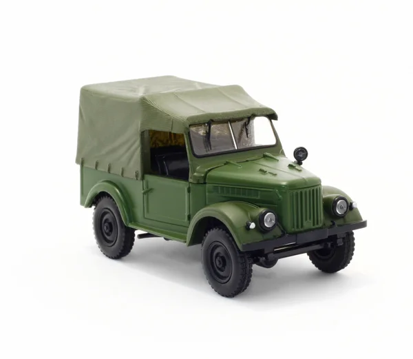 Zelené vojenské auto izolovaných na bílém pozadí — Stock fotografie
