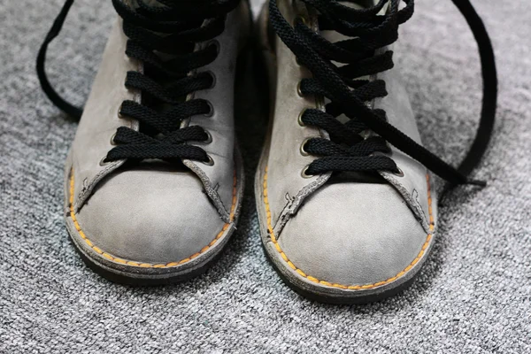 Winter schoenen met gele draad op grijze achtergrond — Stockfoto