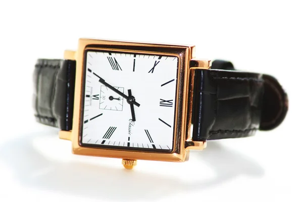 Klasické zlaté hodinky na bílém pozadí, samostatný — Stock fotografie