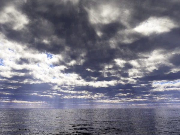 Dunkle Wolken über dem Ozean Stockfoto