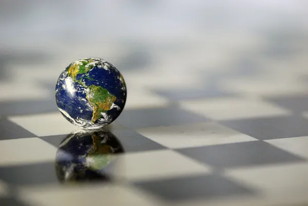 Terra em um tabuleiro de xadrez — Fotografia de Stock