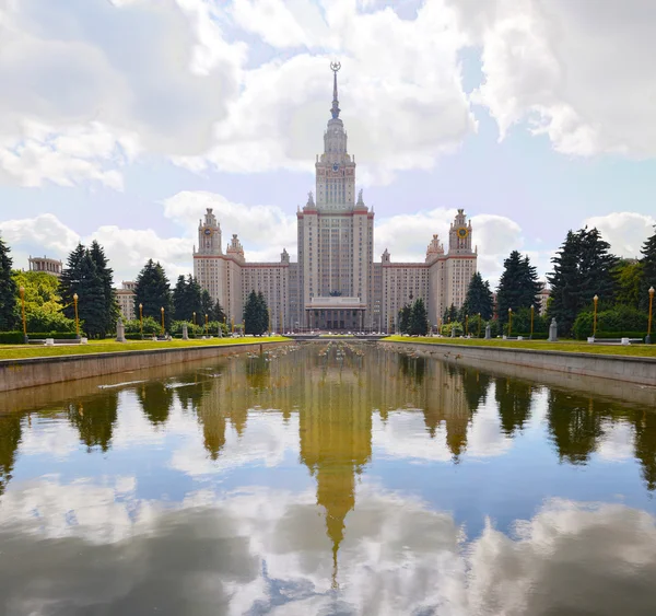 Belangrijkste gebouw van de Moskouse Staatsuniversiteit — Stockfoto