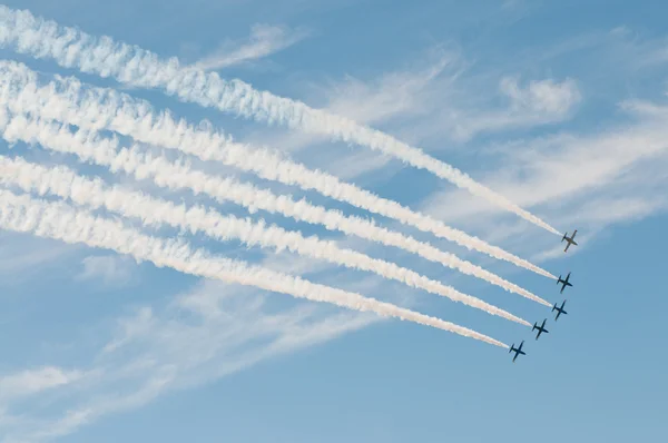 Sivil uçakların akrobasi manevraları yapmak — Stok fotoğraf