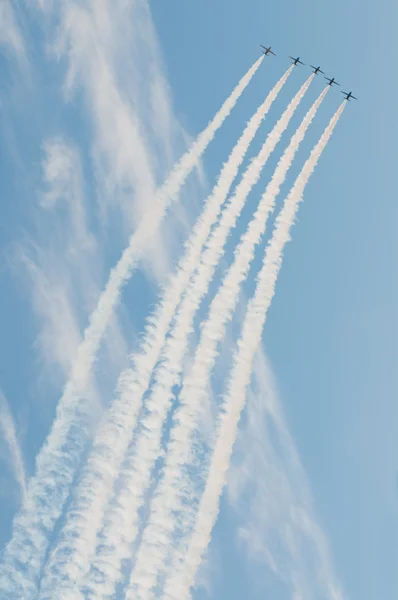 Civiele vliegtuigen maken kunstvlieger manoeuvres — Stockfoto