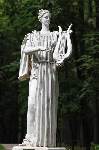 Ελληνικό άγαλμα ενός κοριτσιού με μια άρπα — Φωτογραφία Αρχείου