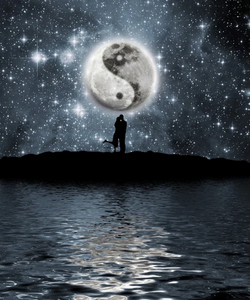 Liebespaar vor dem Mond — Stockfoto