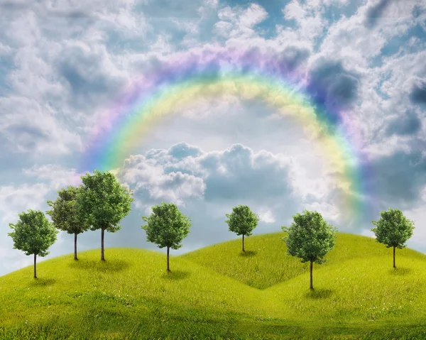 Panorama zielone pole z drzewa na tle błękitnego nieba — Zdjęcie stockowe