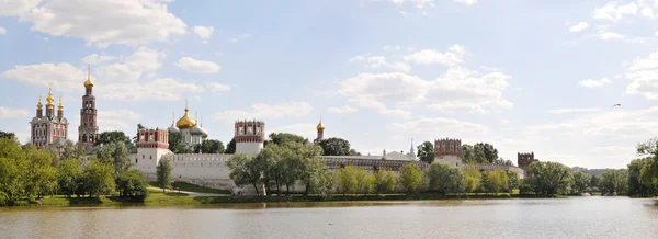 Вид на Новодевичий монастырь из пруда — стоковое фото
