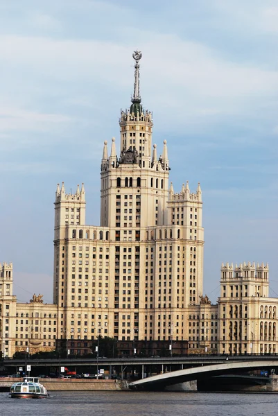 Sztálin Empire stílusú épület Moszkvában — Stock Fotó