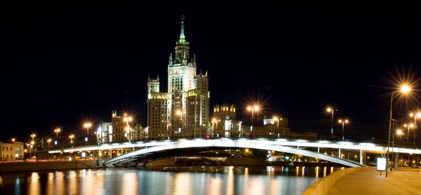 Высотное здание на Котельнической набережной в Москве — стоковое фото