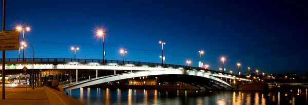 Rosja Moskwa wieczorem most z oświetlenia — Zdjęcie stockowe