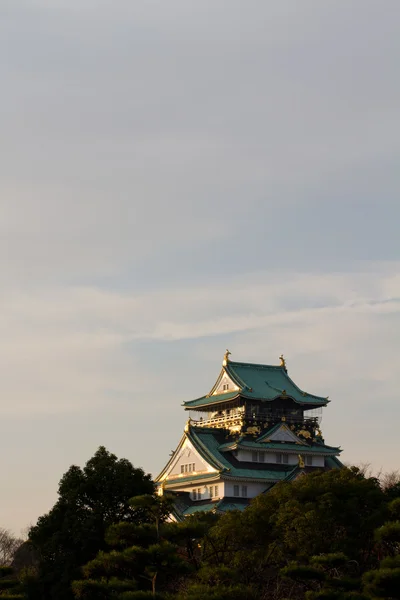 Okamžik západu slunce na hradě osaka v Japonsku. — Stock fotografie