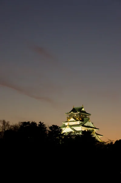O momento do pôr do sol no castelo osaka no japão . — Fotografia de Stock