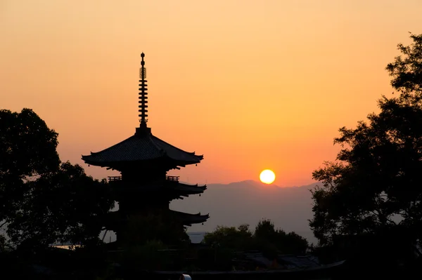 Belo pôr do sol em Kyoto, japão — Fotografia de Stock
