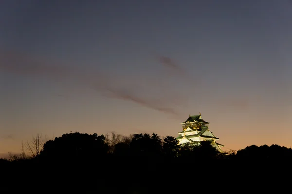 El momento de la puesta del sol en el castillo osaka en Japón . Fotos de stock libres de derechos