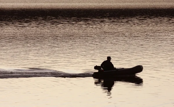 Silhouette d'un homme dans un bateau — Photo