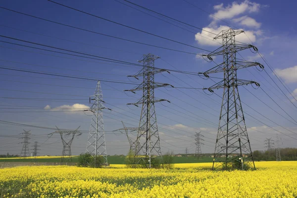 Electric pylons and farmland — Stock Photo, Image
