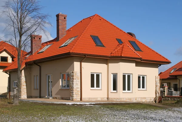 Casa con techo rojo — Foto de Stock