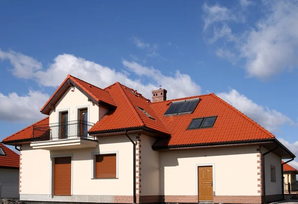 Dom z panelami słonecznymi — Zdjęcie stockowe