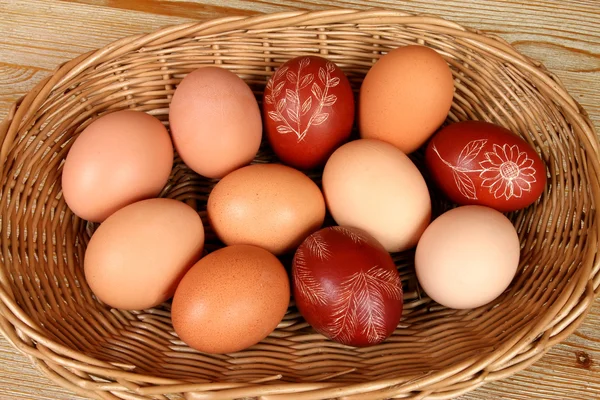 Cesta con huevos —  Fotos de Stock