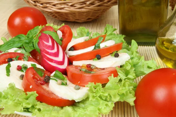 Salada de tomate e queijo — Fotografia de Stock