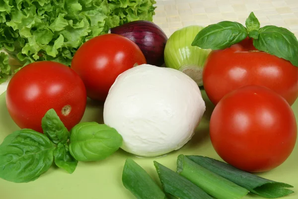 Tomatos, lettuce, onions — Stock Photo, Image