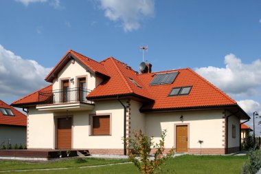 Güneş panelleri olan ev