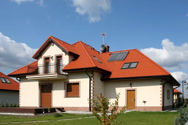 Будинок з сонячними панелями — стокове фото