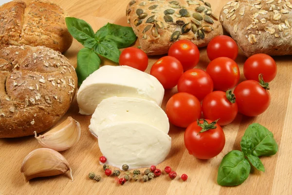 Ekmek, mozzarella, domates — Stok fotoğraf