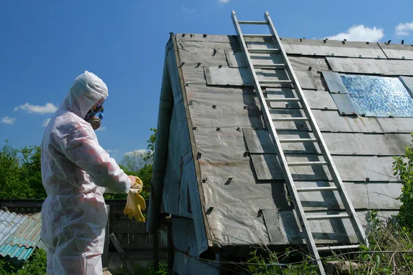 Usuwanie azbestu — Zdjęcie stockowe