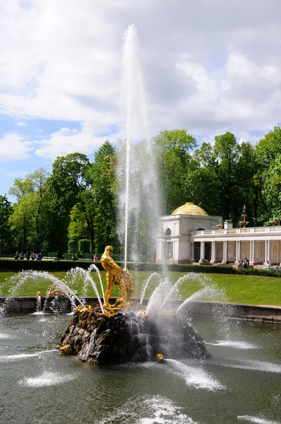 Fountains in Petergof park. Fountains Samson — Stock Photo, Image