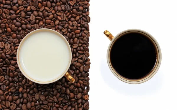 Composición de leche y café sobre fondo blanco Imagen de archivo