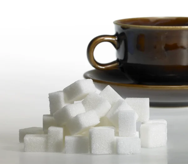 Bryła cukru i filiżanka kawy brązowy — Zdjęcie stockowe