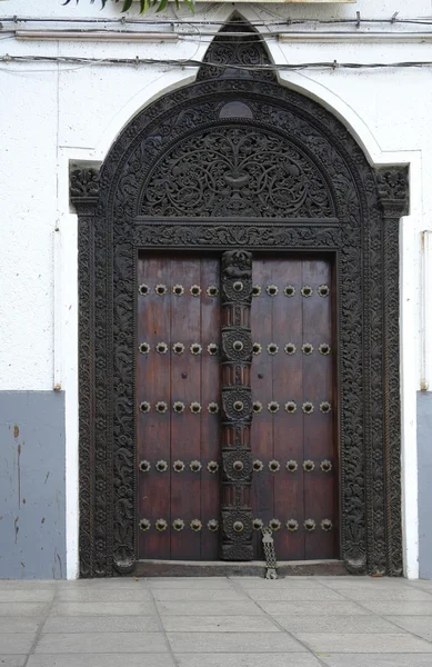 Дверь в Занзибаре — стоковое фото