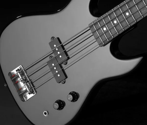 Чёрный бас-гитара — стоковое фото