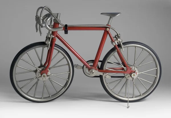 Modell eines rot gerahmten Fahrrads — Stockfoto