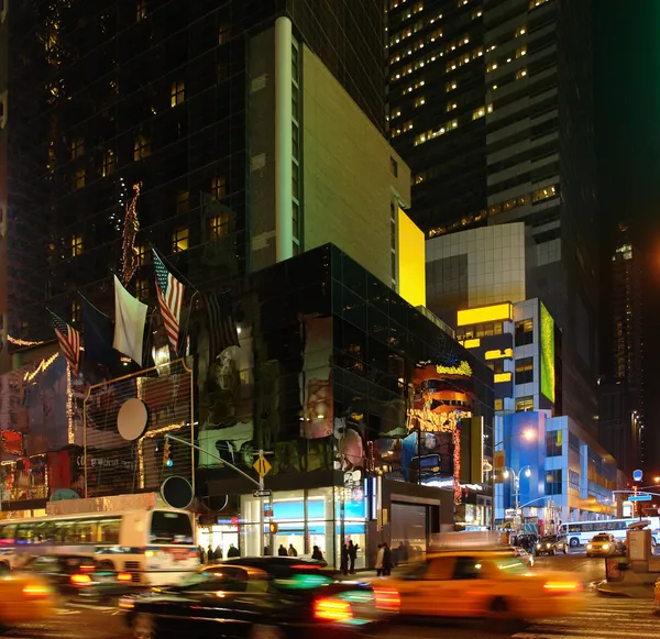 Жизнь города с Таймс-сквер ночью — стоковое фото