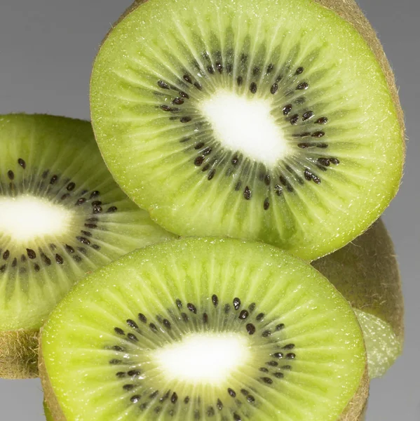 Färska skivade kiwifrukter — Stockfoto