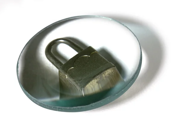 광학 렌즈 아래 자물쇠 — 스톡 사진
