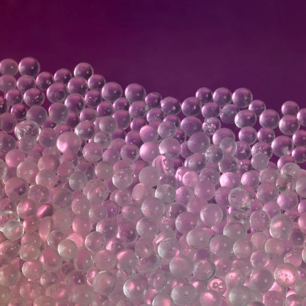 Glóbulos translúcidos nas costas violetas — Fotografia de Stock