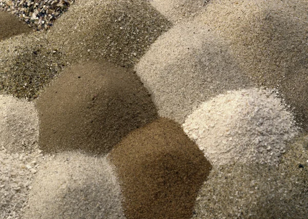 Diferentes montones de arena tonificada marrón entre sí — Foto de Stock
