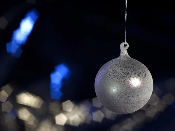Doorschijnend Kerstbal in donkere rug — Stockfoto