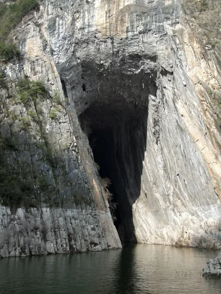 Grotte ved floden Shennong Xi - Stock-foto