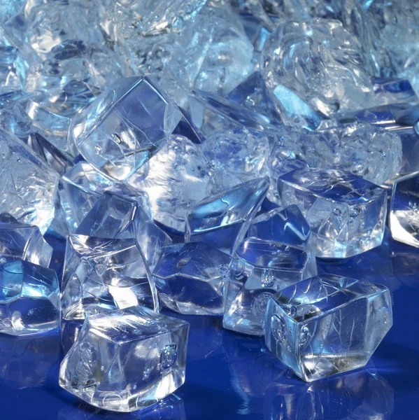 Mavi ışıklı buz küpleri — Stok fotoğraf