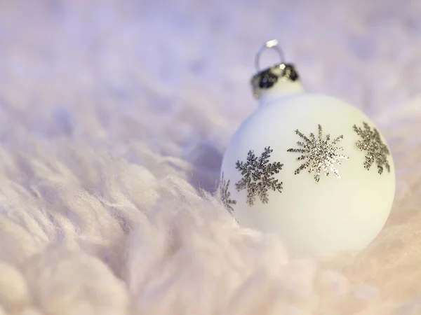 Белая рождественская безделушка — стоковое фото